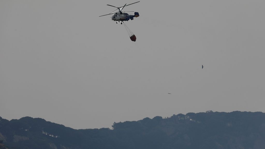 Un centenar de efectivos sigue trabajando en el incendio de Tarifa (Cádiz)