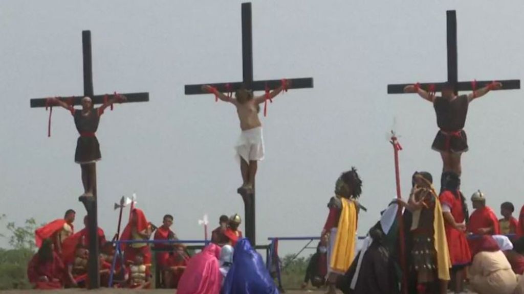 Así recrean la crucifixión de Cristo en Filipinas
