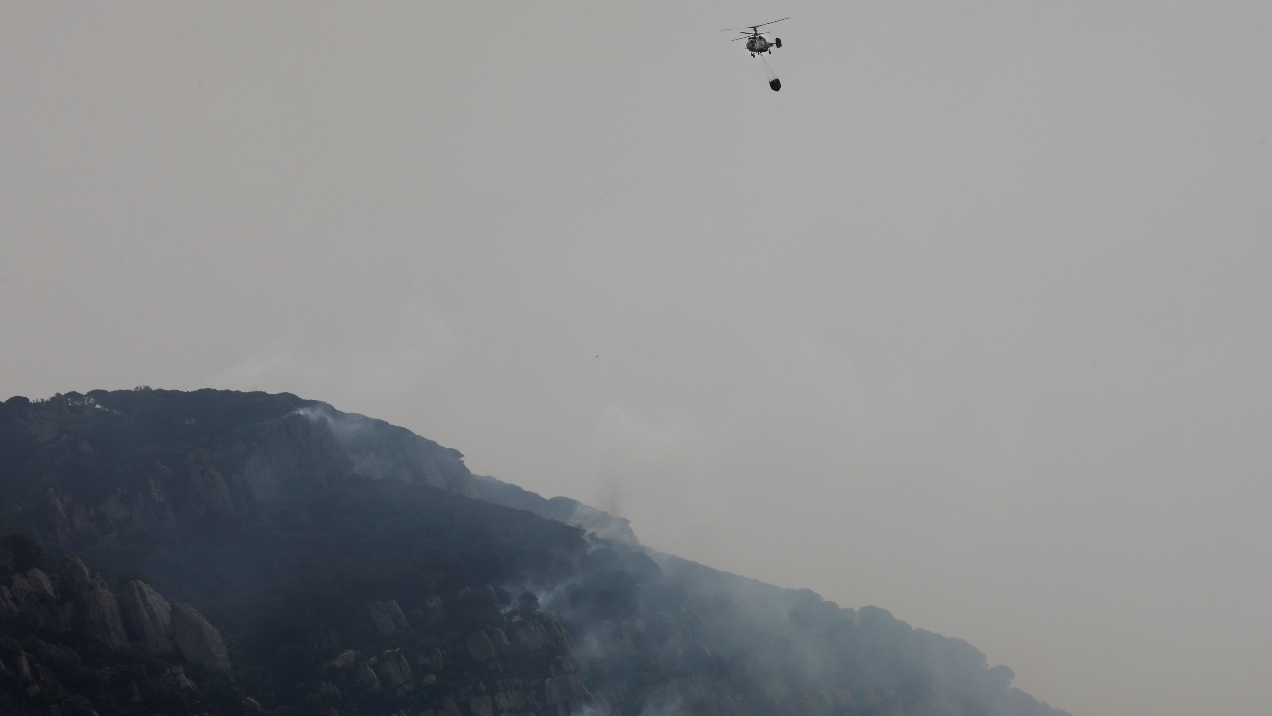 Siete aeronaves combaten el incendio forestal de Tarifa (Cádiz)