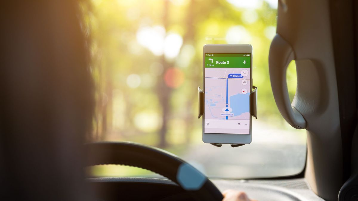 Un conductor sigue ls indicaciones de Googloe Maps para llegar a su destino