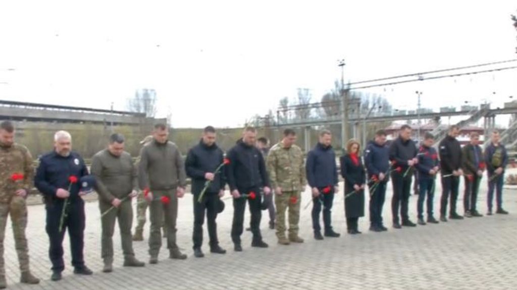 Ucrania, de luto tras cumplirse un año de la matanza de Kramatorsk: el homenaje a los asesinados en el ataque