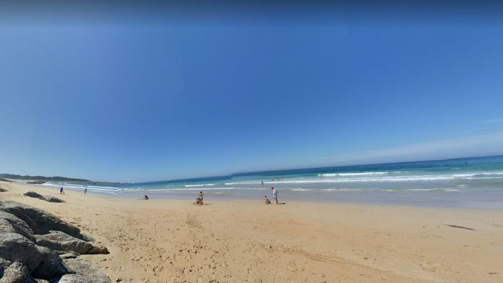 Tres rescatados en la playa de A Coruña: dos adultos se lanzaron a ayudar a un niño