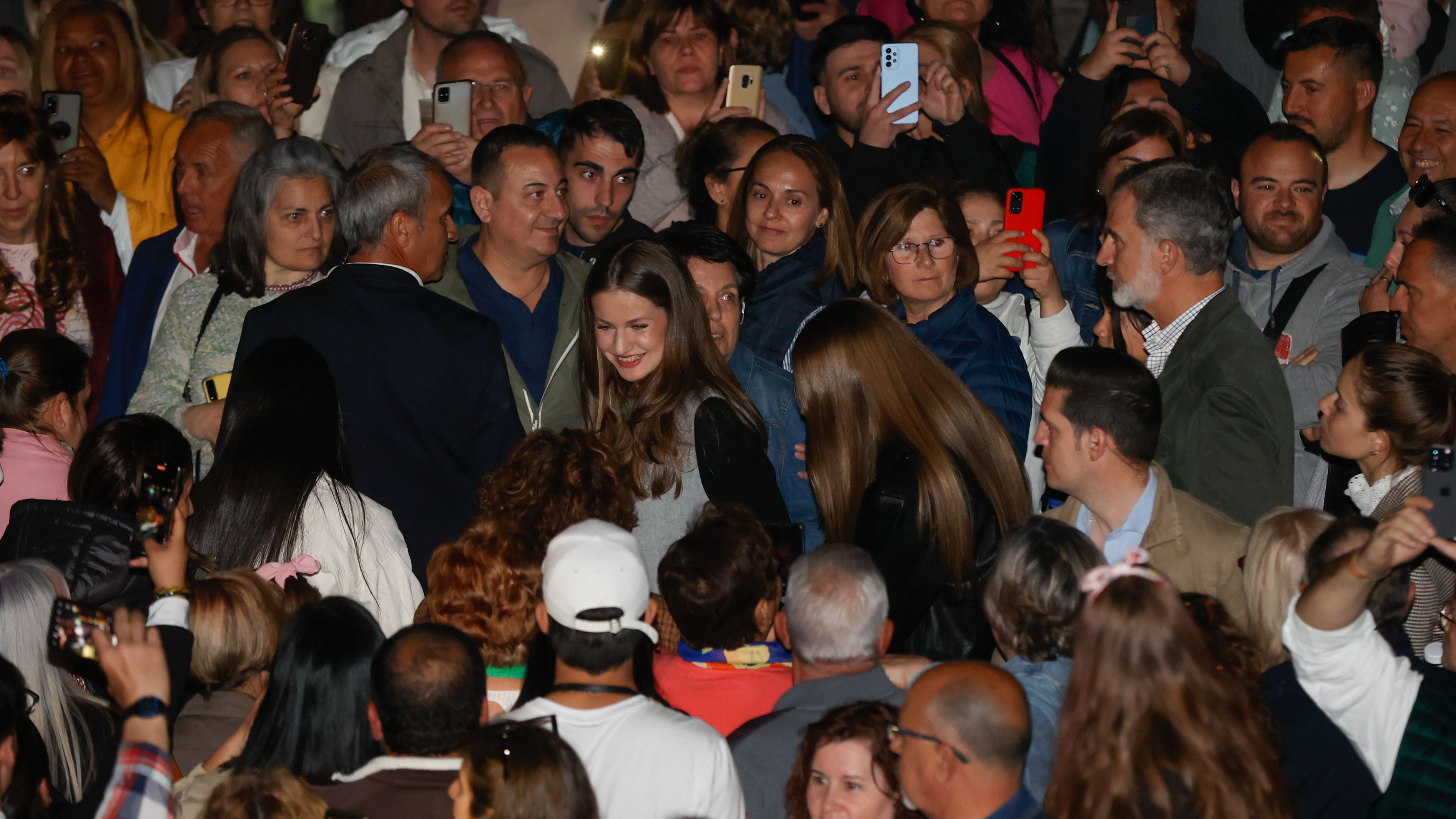 Baño de masas y fotografías con los espectadores