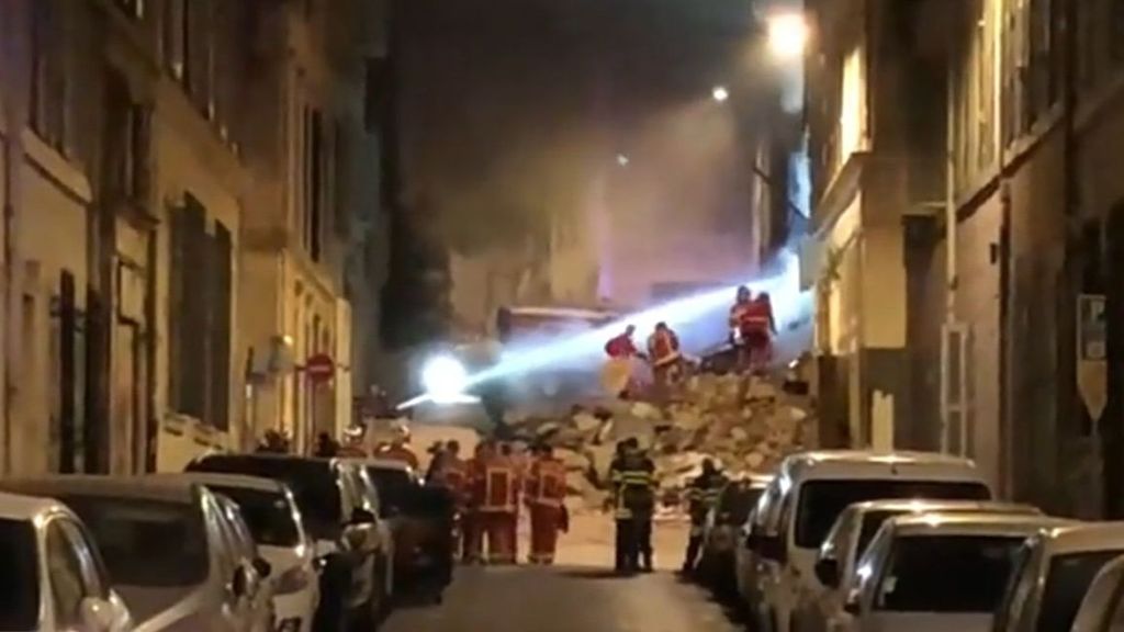 Entre cuatro y 10 personas continúan atrapadas en el edificio derrumbado tras una explosión en Marsella