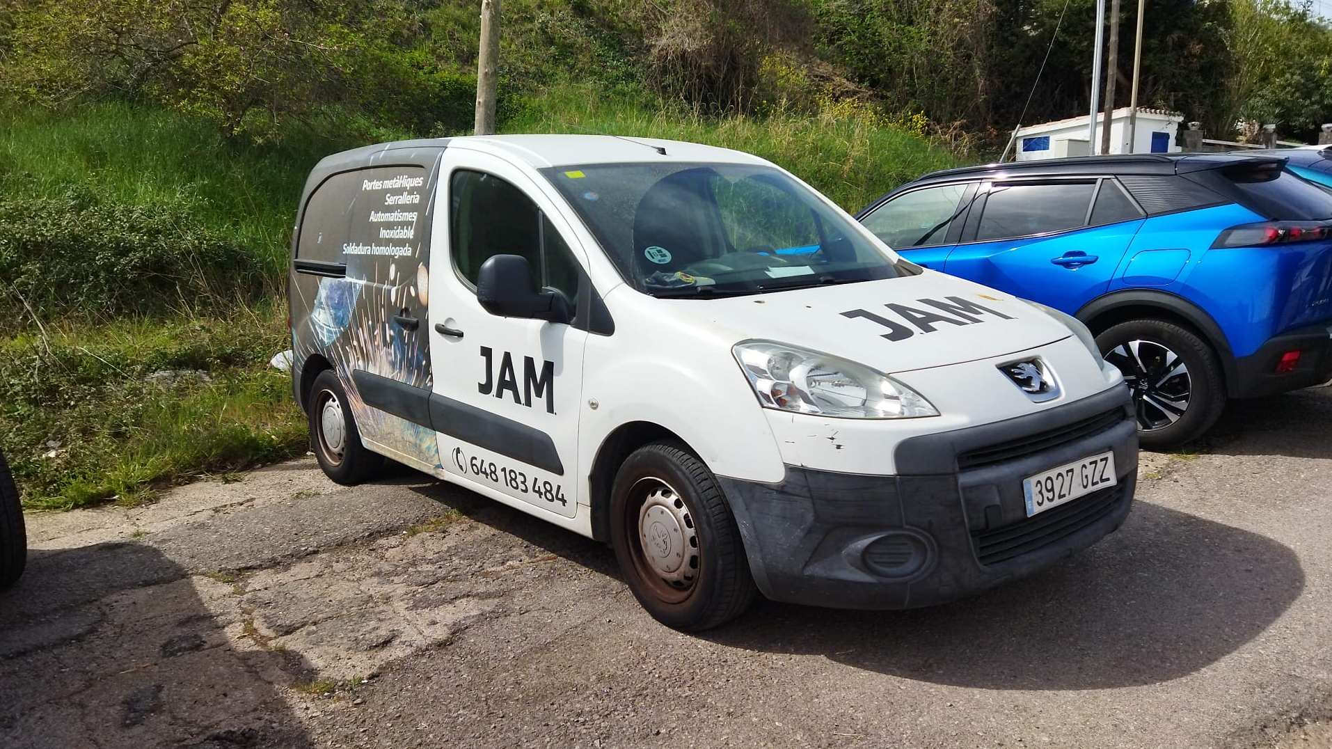 Furgoneta del responsable del club de tiro de Barcelona que ha muerto tras ser tiroteado por un socio