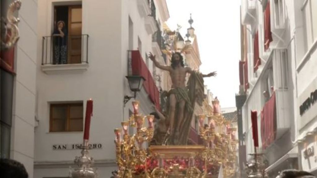 La entrada del Señor de la Resurrección en la iglesia de Santa Marina pone fin a la Semana Santa en Sevilla