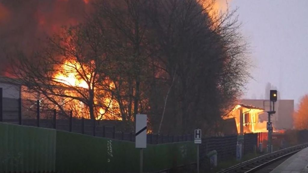Los bomberos de Hamburgo declaran el estado de "peligro extremo" por un gran incendio en dos almacenes