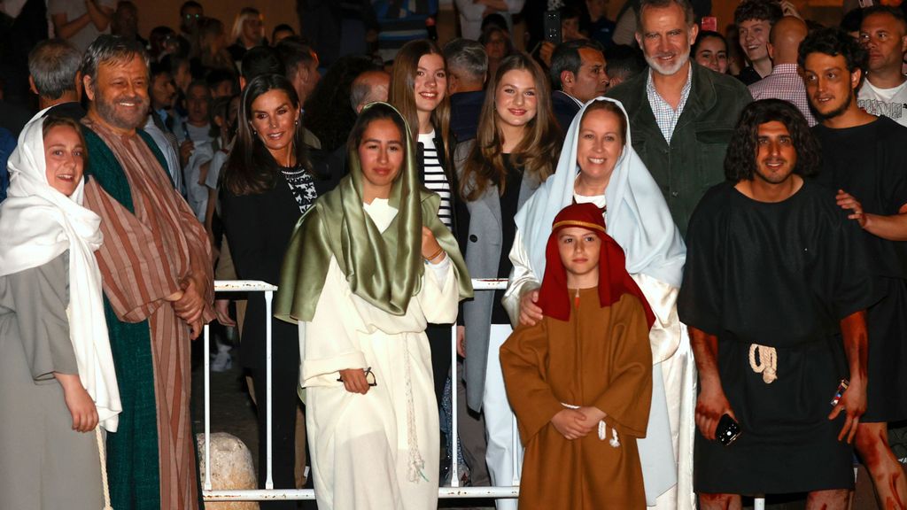 Los reyes Felipe y Letizia y sus hijas posan con algunos actores a su llegada este Sábado Santo a la localidad madrileña de Chinchón