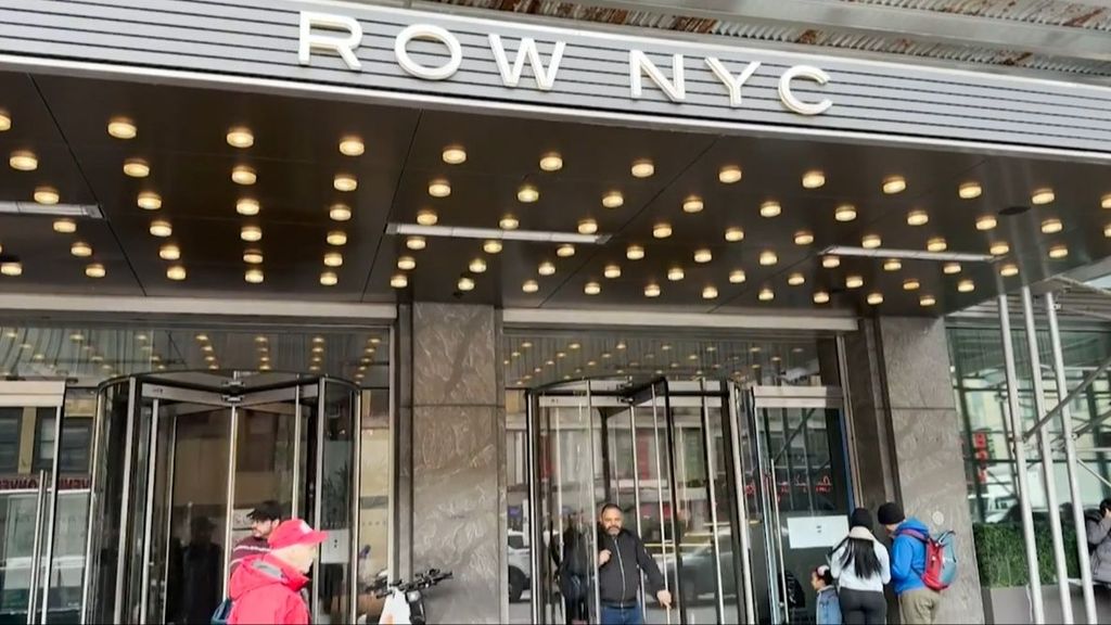 Nueva York acoge a cientos de refugiados en hoteles de lujo de la ciudad entre las quejas de sus ciudadanos