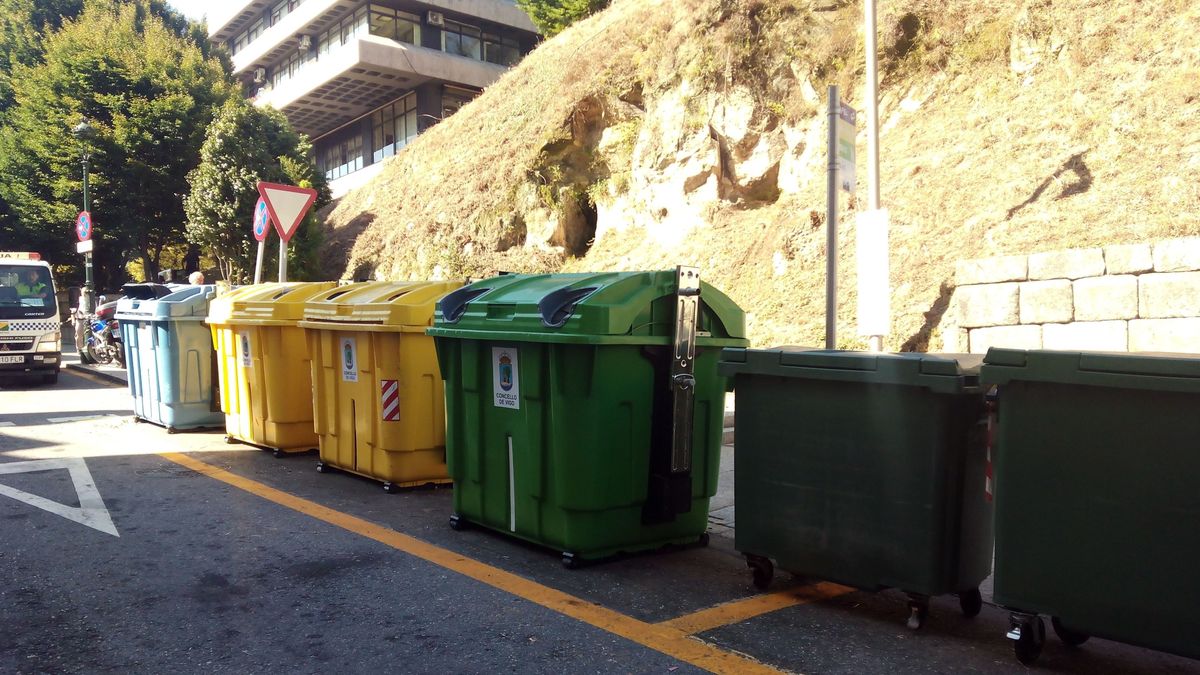 Contenedores de basura en la ciudad de Vigo en una imagen de archivo Contenedores de basura en la ciudad de Vigo en una imagen de archivo