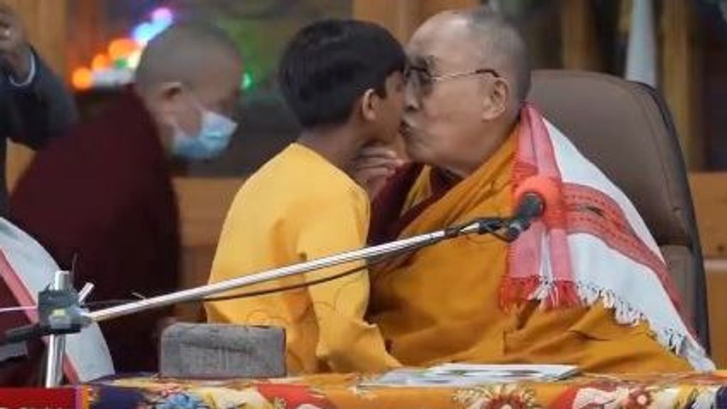 El dalái Lama besa a un niño en la boca y el vídeo provoca malestar en las redes
