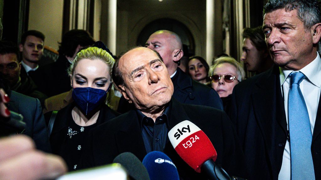 El ex primer ministro Silvio Berlusconi en unas declaraciones a la prensa hace meses acompañado por su pareja Marta Fascina.