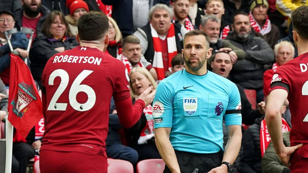 El linier del Liverpool - Arsenal agrede con un codazo a Robertson: la Premier lo ha suspendido