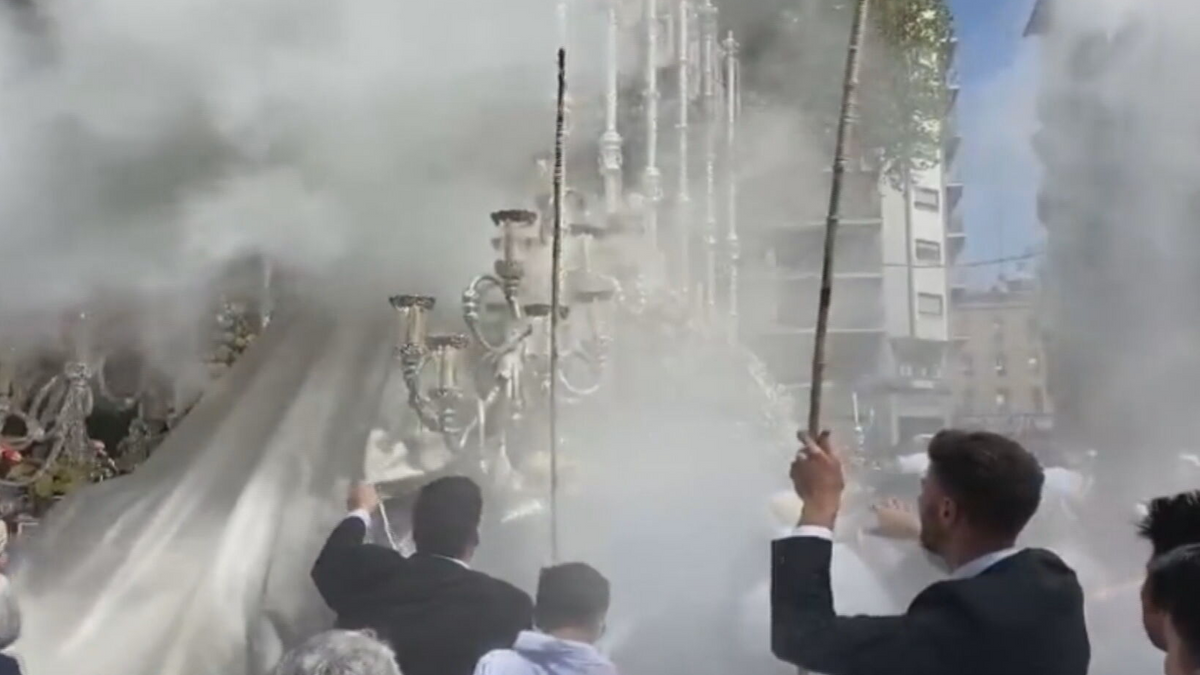 El manto de la Virgen del Triunfo en Granada sale ardiendo en plena procesión