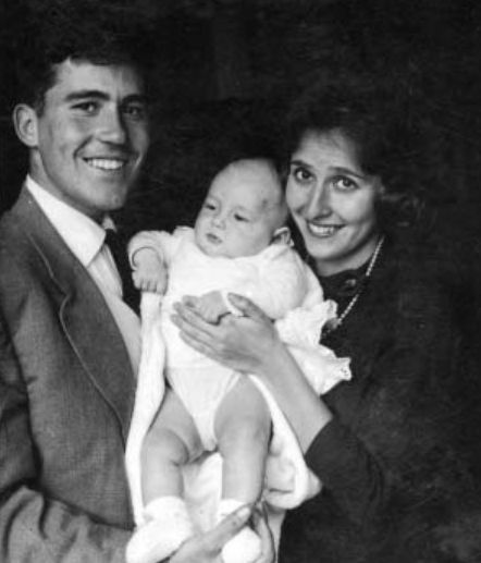 Fernando con su primer hijo recién nacido