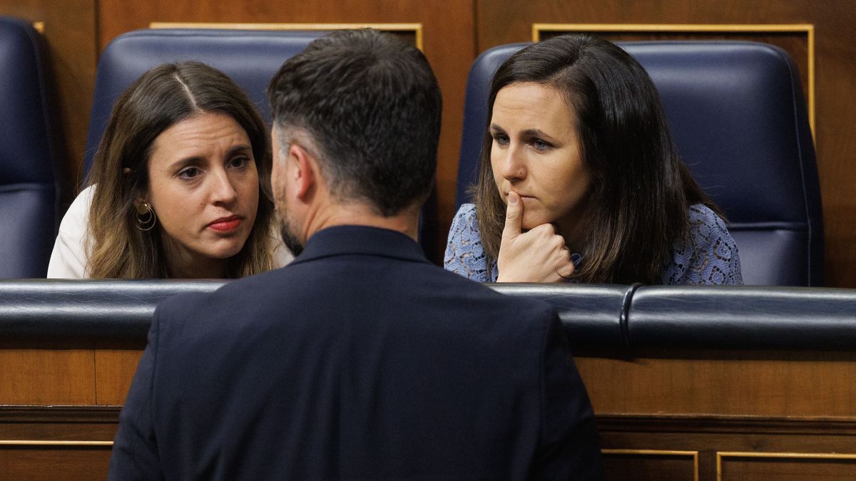 Irene Montero e Ione Belarra charlan con Gabriel Rufián en el Congreso