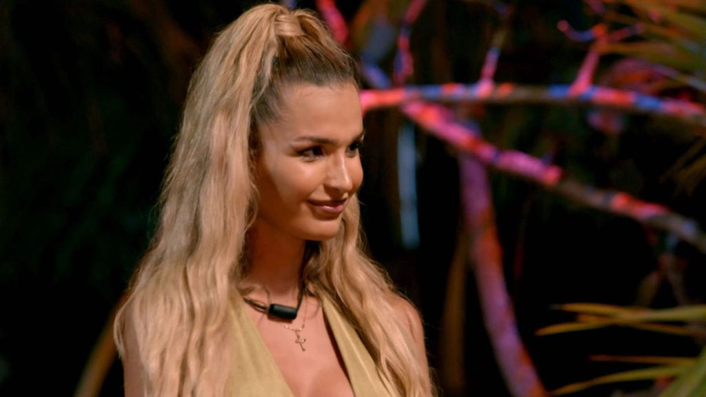 Naomi hace tres preguntas a Kelya sobre Adrián