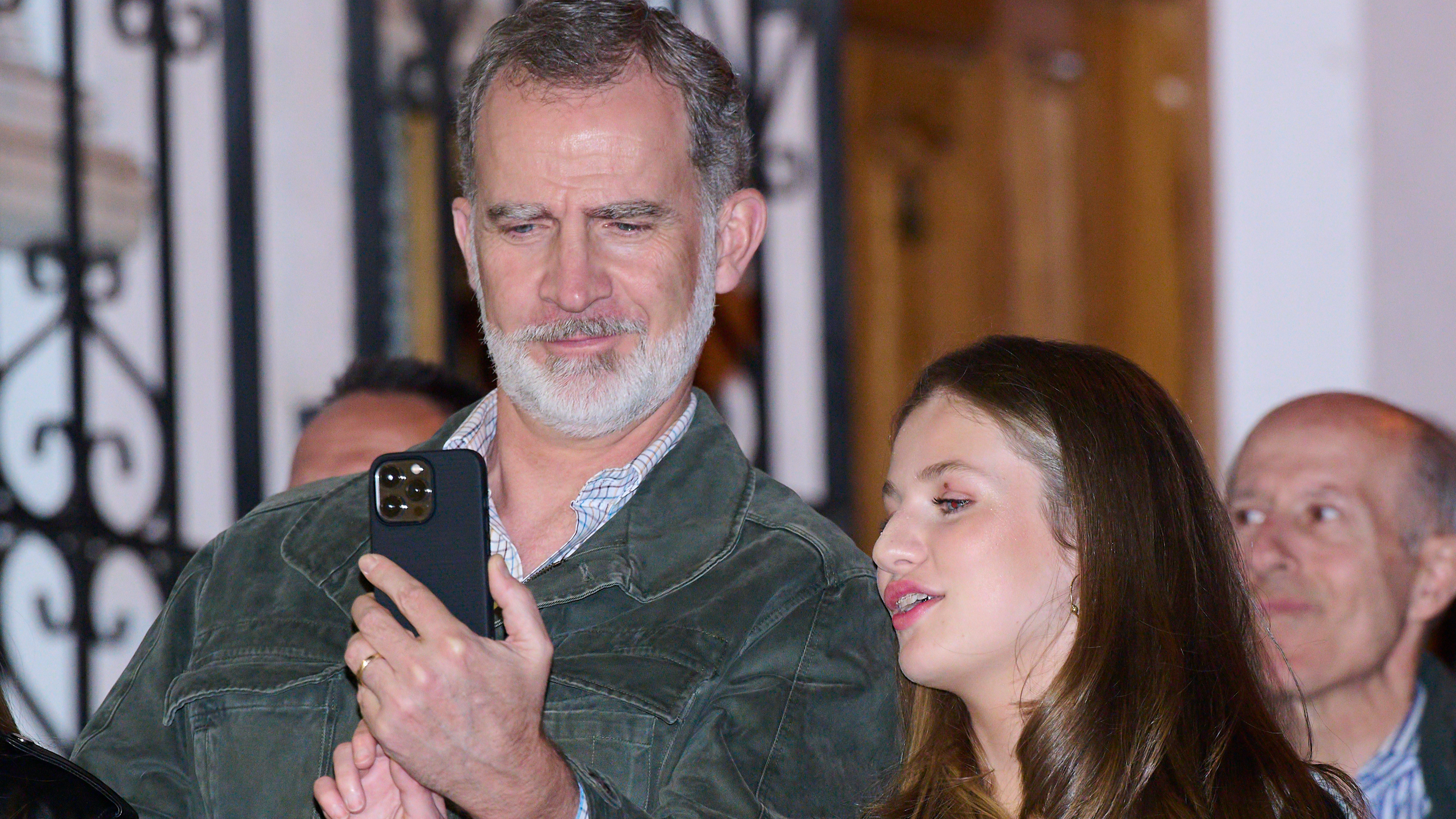 La princesa Leonor ayuda a su padre a usar su teléfono móvil