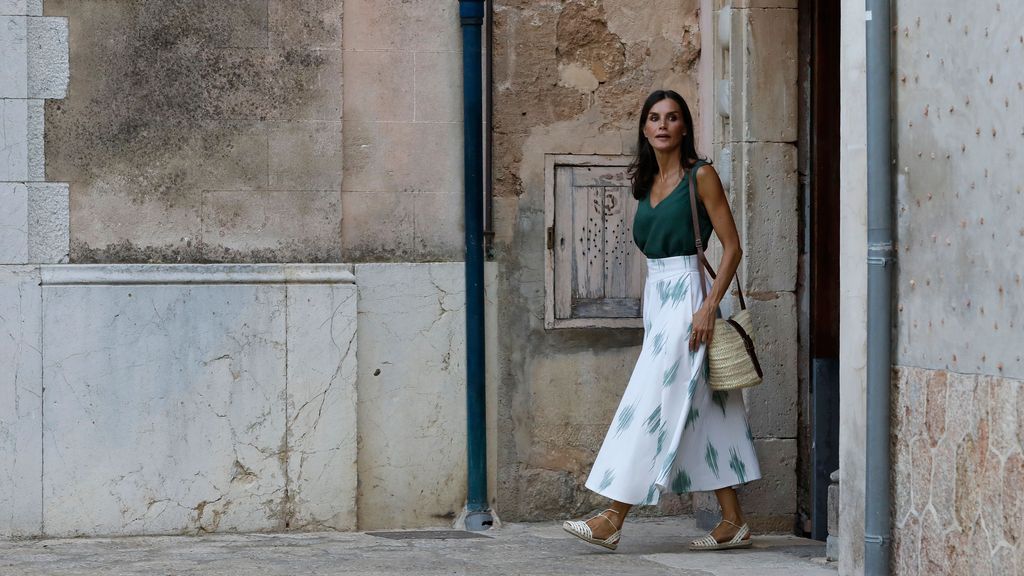 La reina Letizia pasea por la localidad de Valdemossa, en la isla de Palma en agosto de 2022