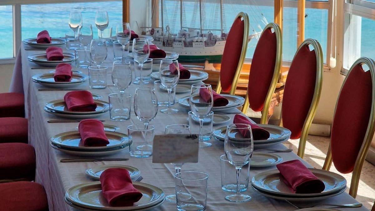 Mesa que se quedó vacía el Viernes Santo en el restaurante 'A Centoleira' de Bueu. Mesa que se quedó vacía el Viernes Santo en el restaurante 'A Centoleira' de Bueu.