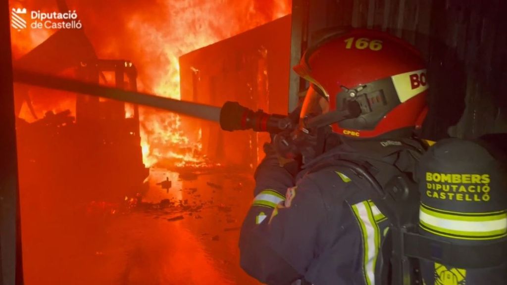 Un incendio devora una fábrica de palés en Almassora, Castellón, y se extiende a otras tres empresas