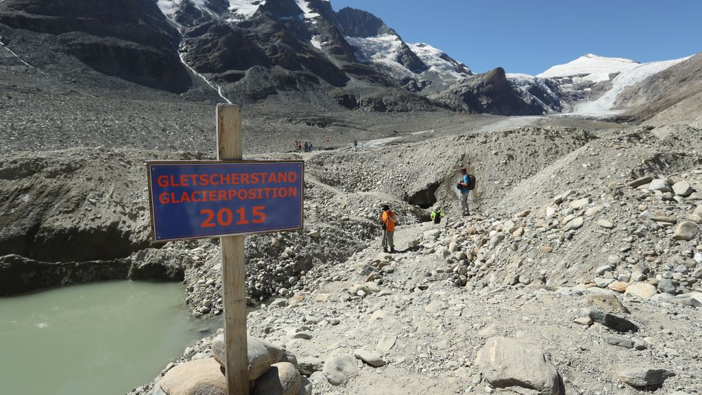 Un letrero en un sendero que conduce al glaciar Pasterze derretido en Austria