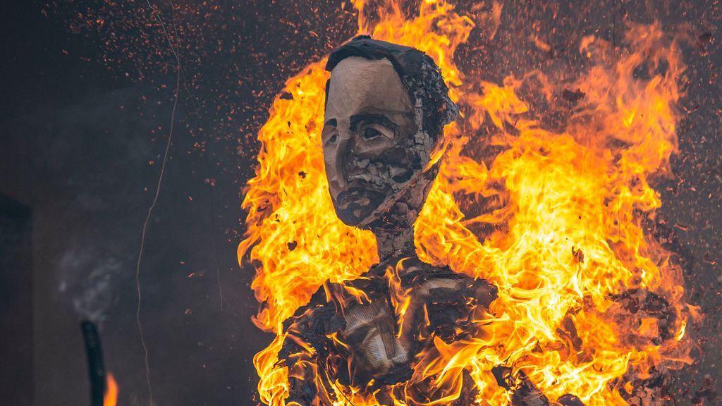 Alfaro vuelve a quemar a políticos y famosos como "judas" del año