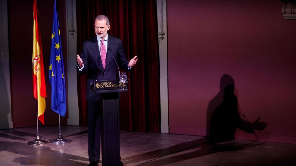 El rey bromea con tocar el cajón en el Ateneo de Madrid: "Me temo que voy a llevar eso para toda la vida"