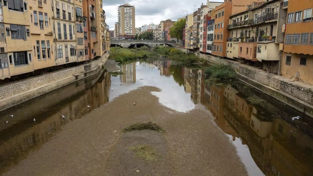 El río Onyar baja con poco caudal a su paso por Girona