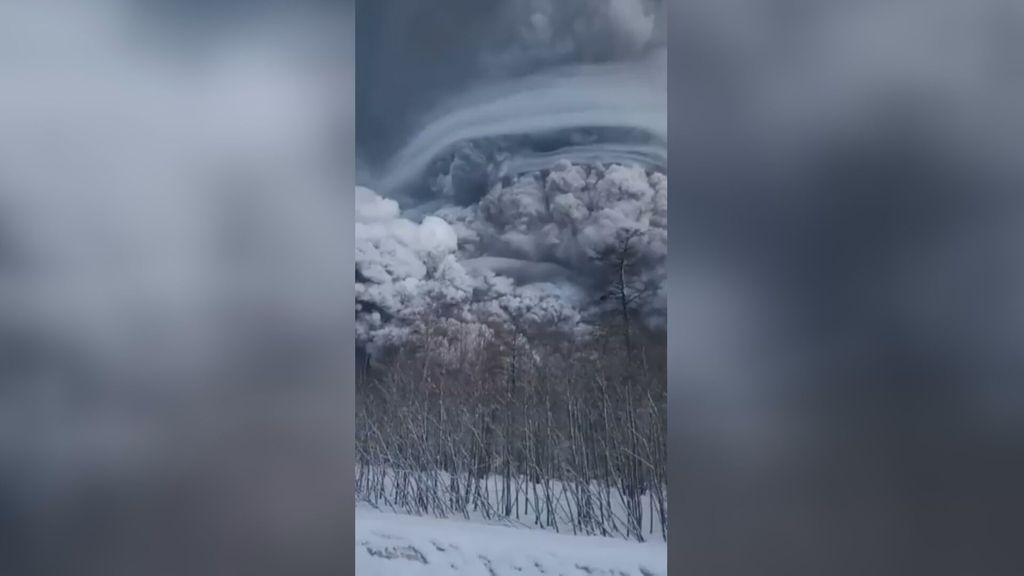 El volcán Shiveluch activa las alarmas en Kamchatka: expulsa una columna de cenizas de 20 kilómetros