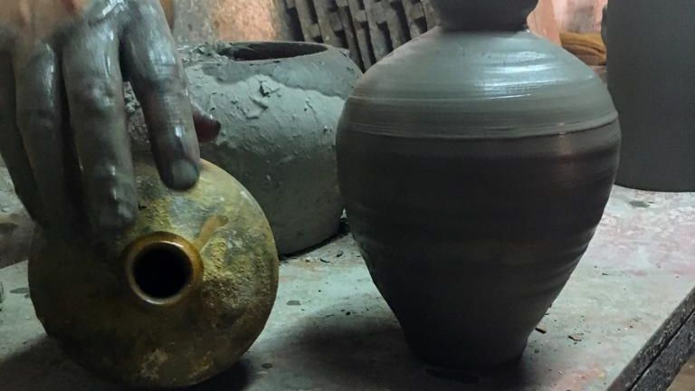 En el taller elaborando una Terra Ignota VINUM. Recreación botija perulera. Siglo XVI. Triana. (Sevilla)