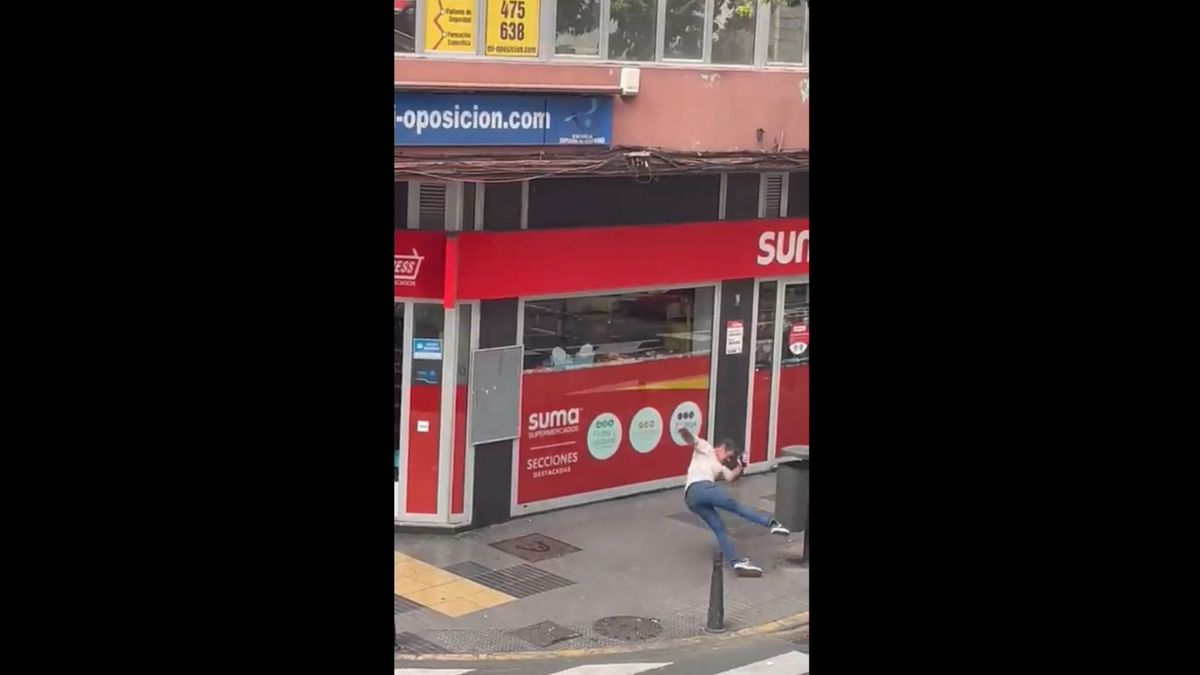 La ‘pelea’ de un hombre contra una papelera en plena calle de Las Palmas de Gran Canaria