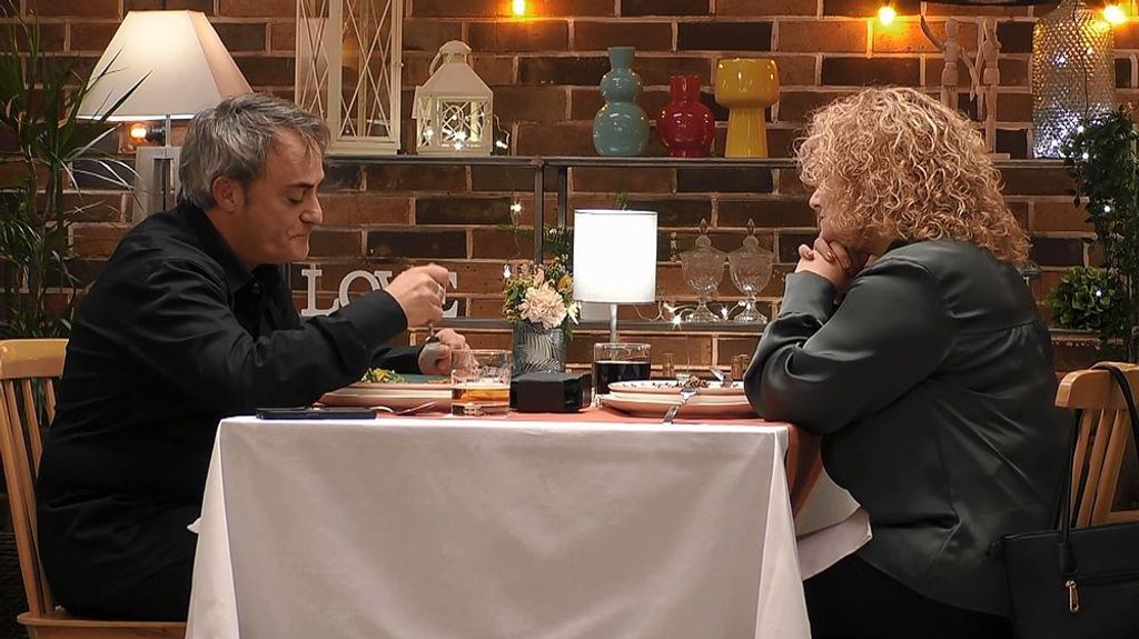 Lydia y Kim durante su cita en 'First Dates'