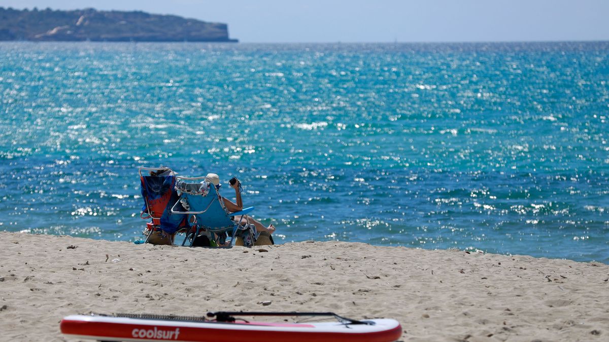 Turistas en la Playa del Arenal de Mallorca el domingo 9 de abril de 2023