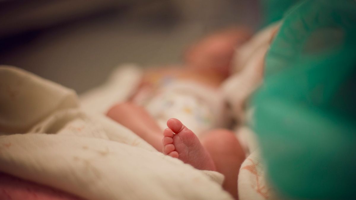 Una bebé muere de obstrucción intestinal en Murcia: el médico que la atendió no lo detectó