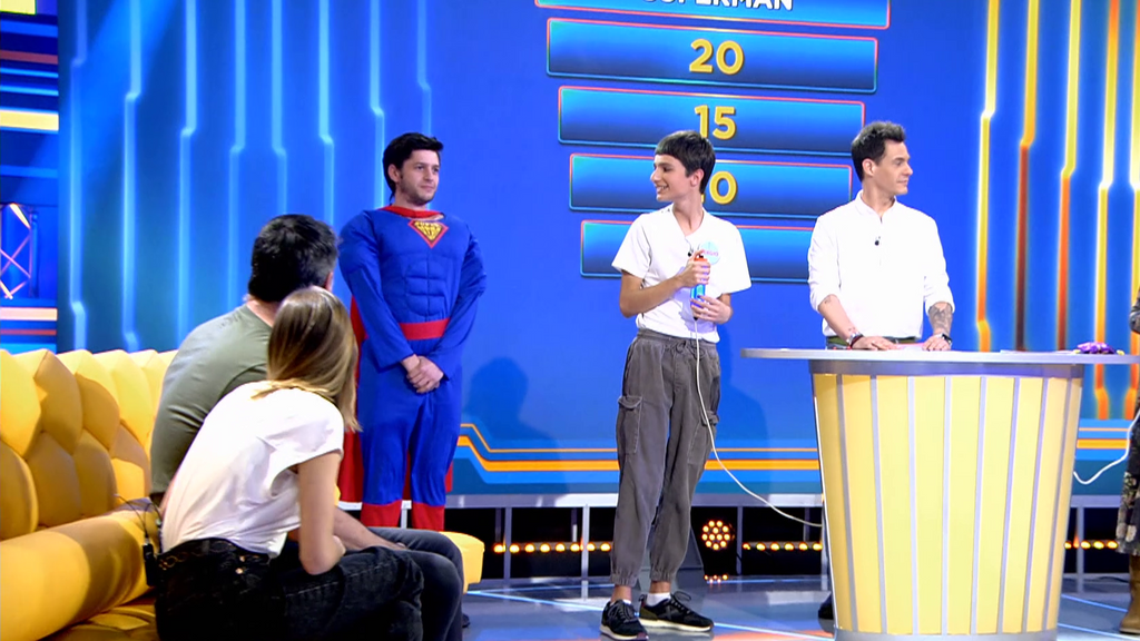 Superman aparece en plató como pista y los concursantes se lían: “Es el de marca blanca”