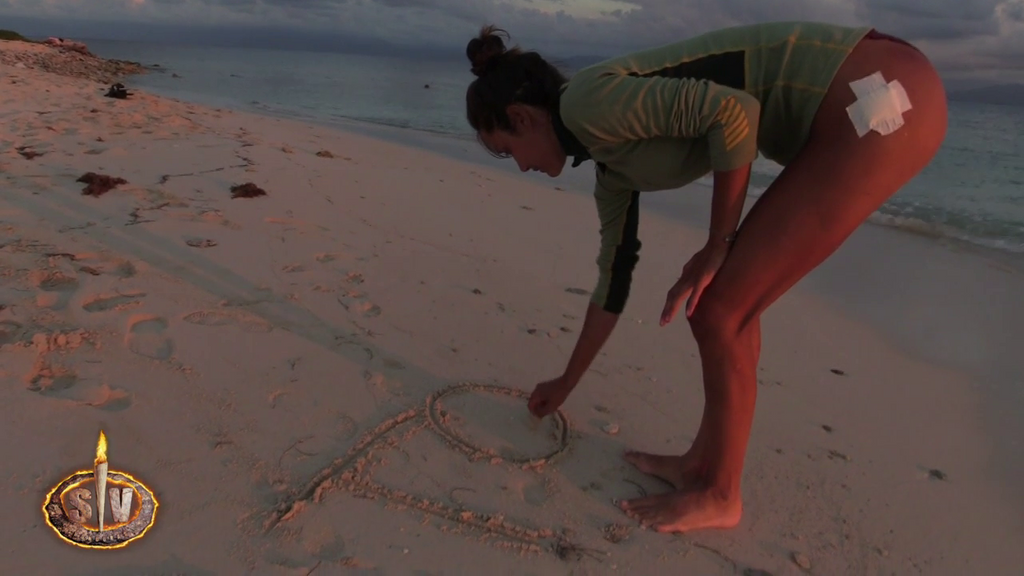 Adara Molinero escribe en la arena un mensaje para una persona muy especial para ella: "Te quiero"