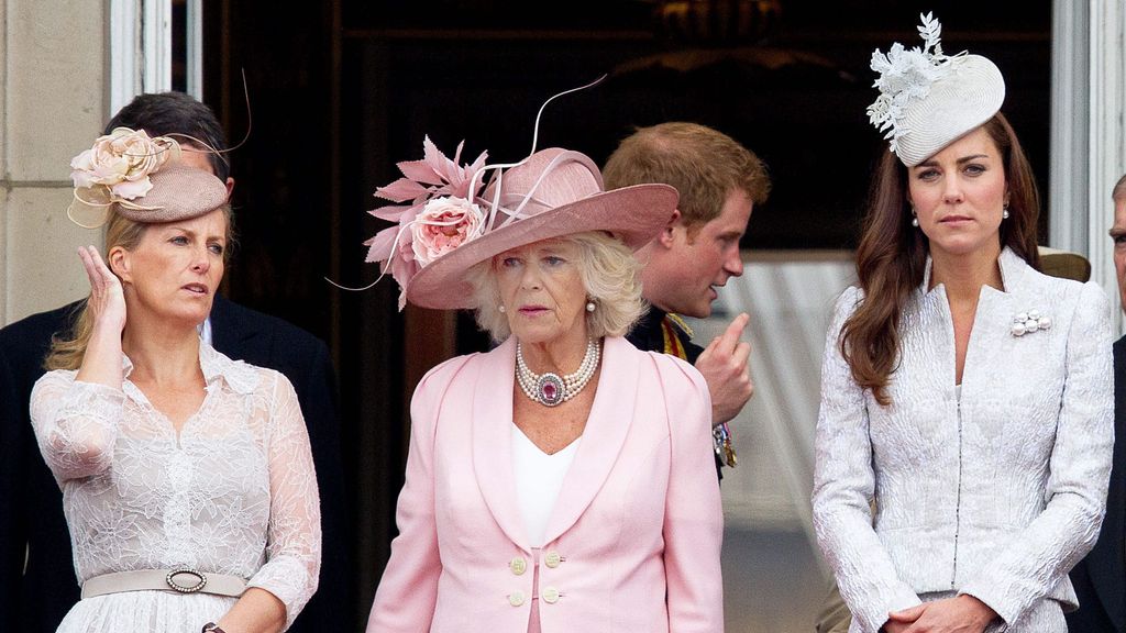 Kate Middleton y Sophie Rhys-Jones con la reina Camilla