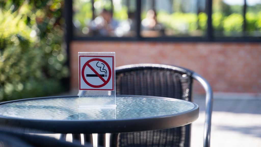Mesa de terraza donde está prohibido fumar