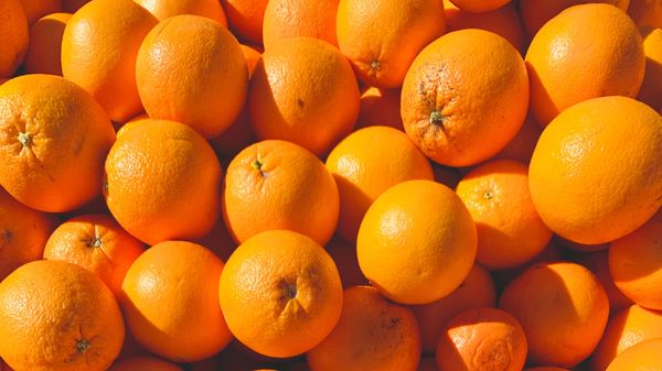 Aranjas Por qué las naranjas se venden en mallas de color rojo