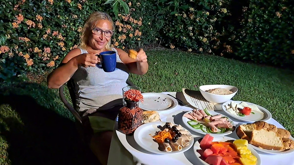 Raquel Mosquera disfruta de su merienda