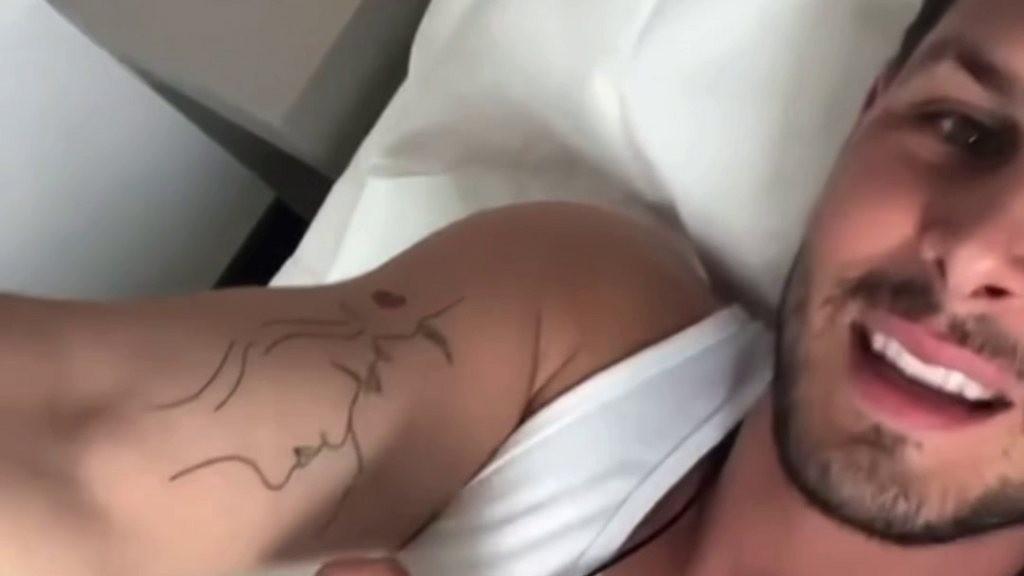 Alejandro Nieto reacciona al tatuaje que se ha hecho Tania de su inicial