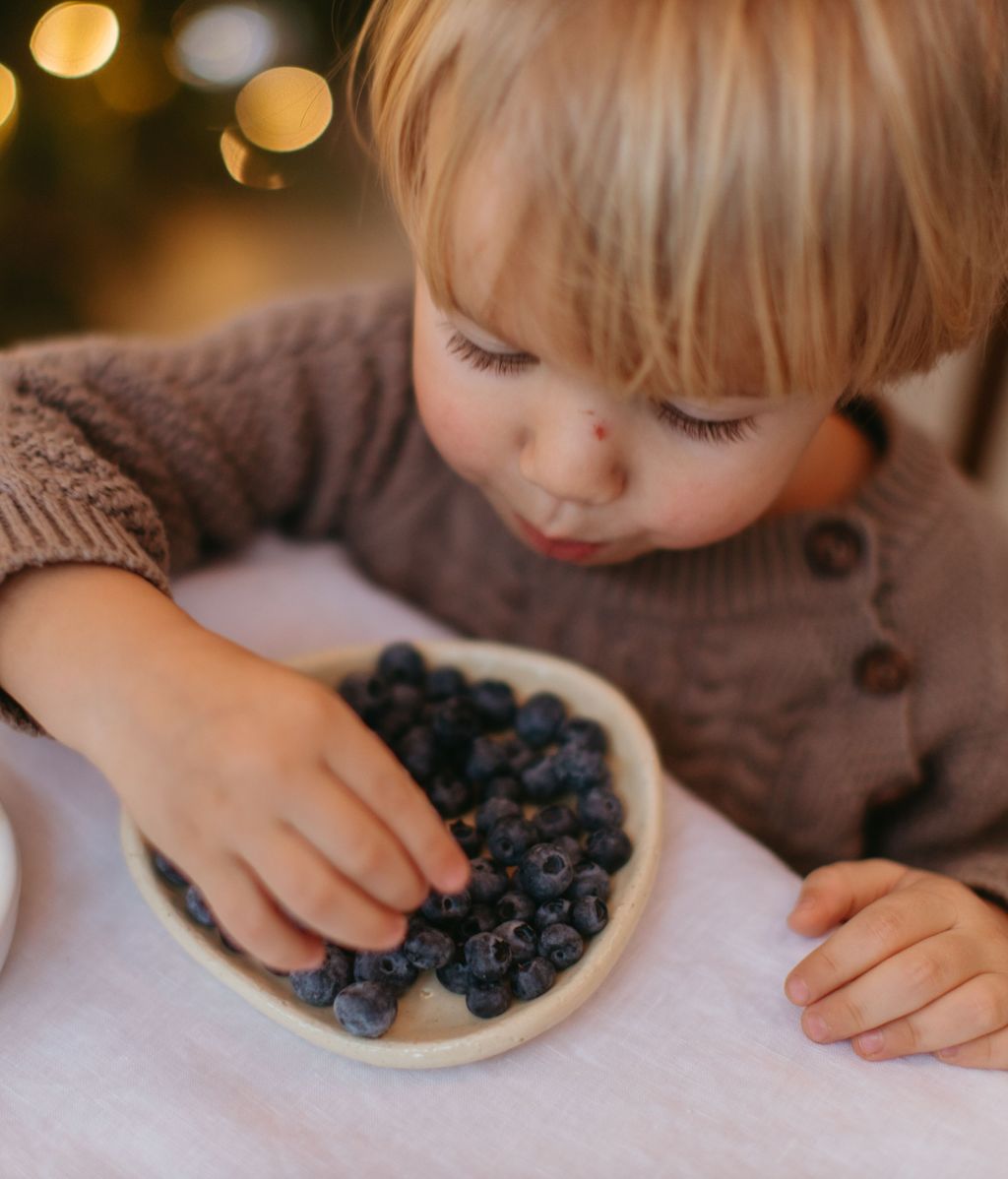 Deja que manipule la comida. FUENTE: Pexels