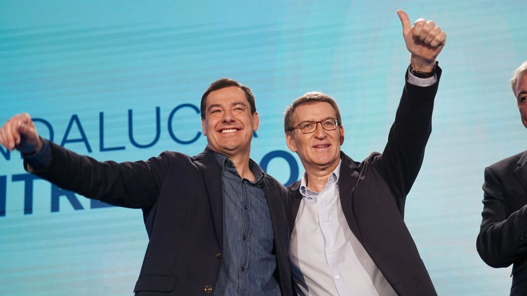 El líder del PP, Alberto Núñez Feijóo, junto al presidente de la Junta de Andalucía, Juanma Moreno