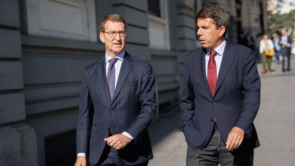 El presidente del PP, Alberto Núñez Feijóo, junto a su candidato a la Generalitat Valenciana, Carlos Mazón, hoy en un desayuno informativo