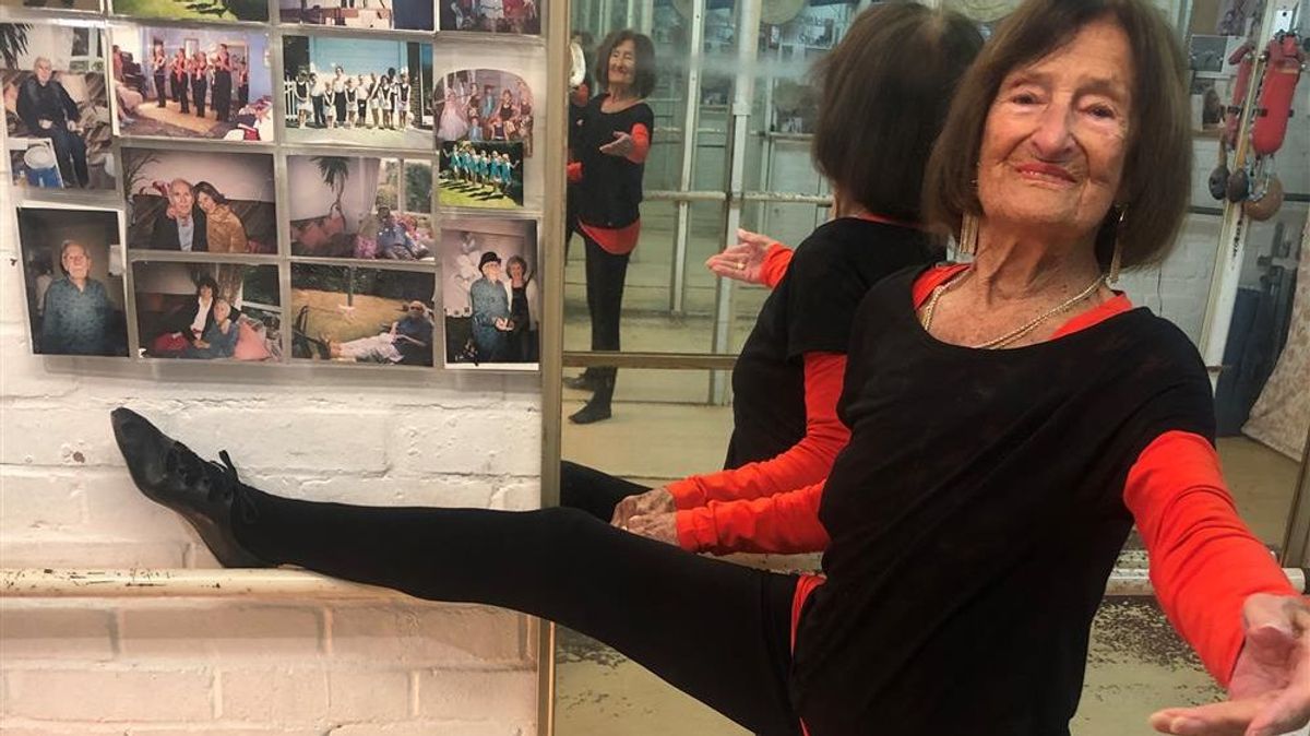 Estar a los 100 como a los 60: la danzarina centenaria que sigue bailando todos los días