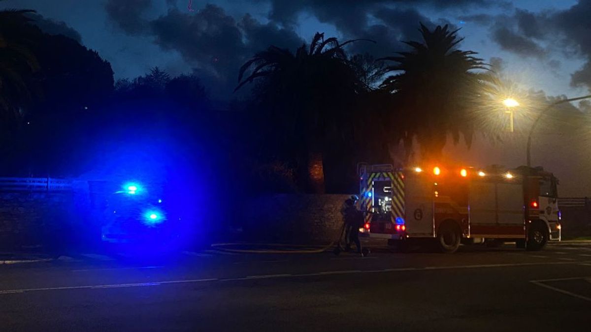 Los bomberos, durante el operativo de extinción del incendio. Los bomberos, durante el operativo de extinción del incendio.