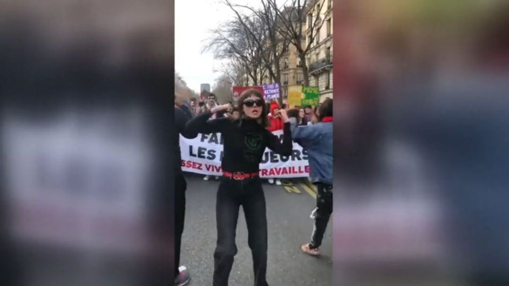 Mathilde Caillard, la ‘tecnoactivista’ que protesta contra la reforma de las pensiones en Francia a base de baile