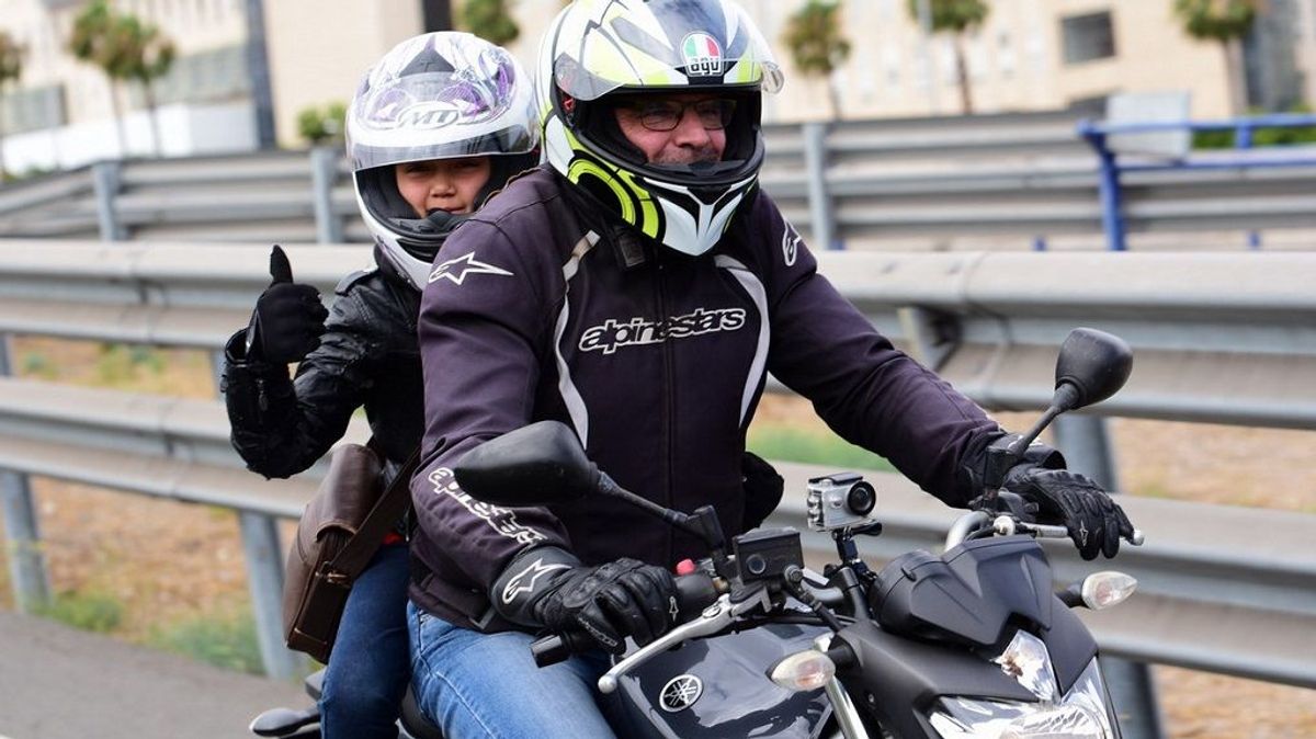 padre e hijo en moto