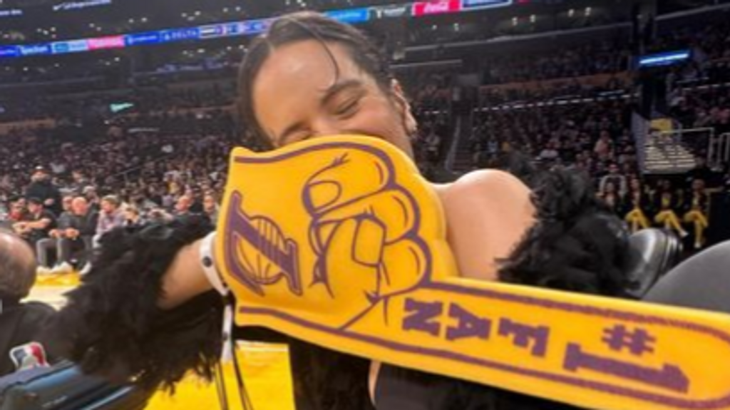 Rosalía, invitada estrella en el partido de los Lakers: "Mi nene cerca de mi"